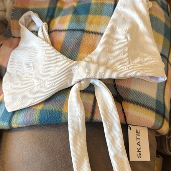 Skatie white bikini top - Picture 1 of 3
